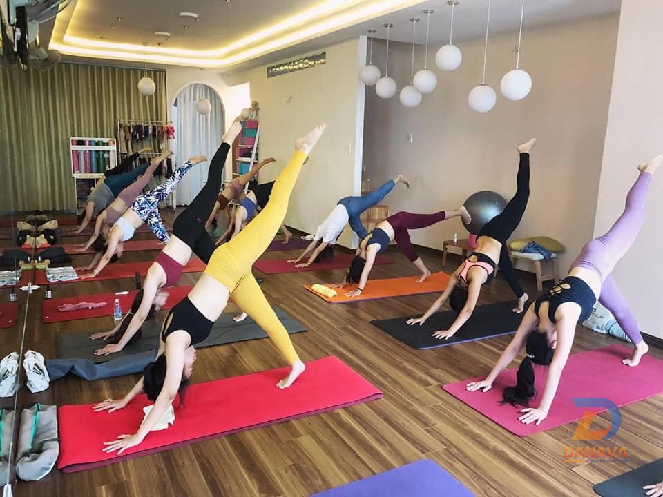 Học viên tập yoga tại Yuni Yoga Đà Nẵng