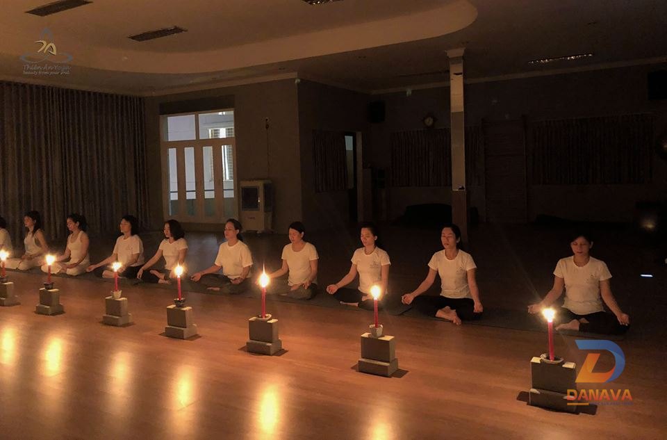 Học viên thực hành yoga tại Thiên Ân Đà Nẵng