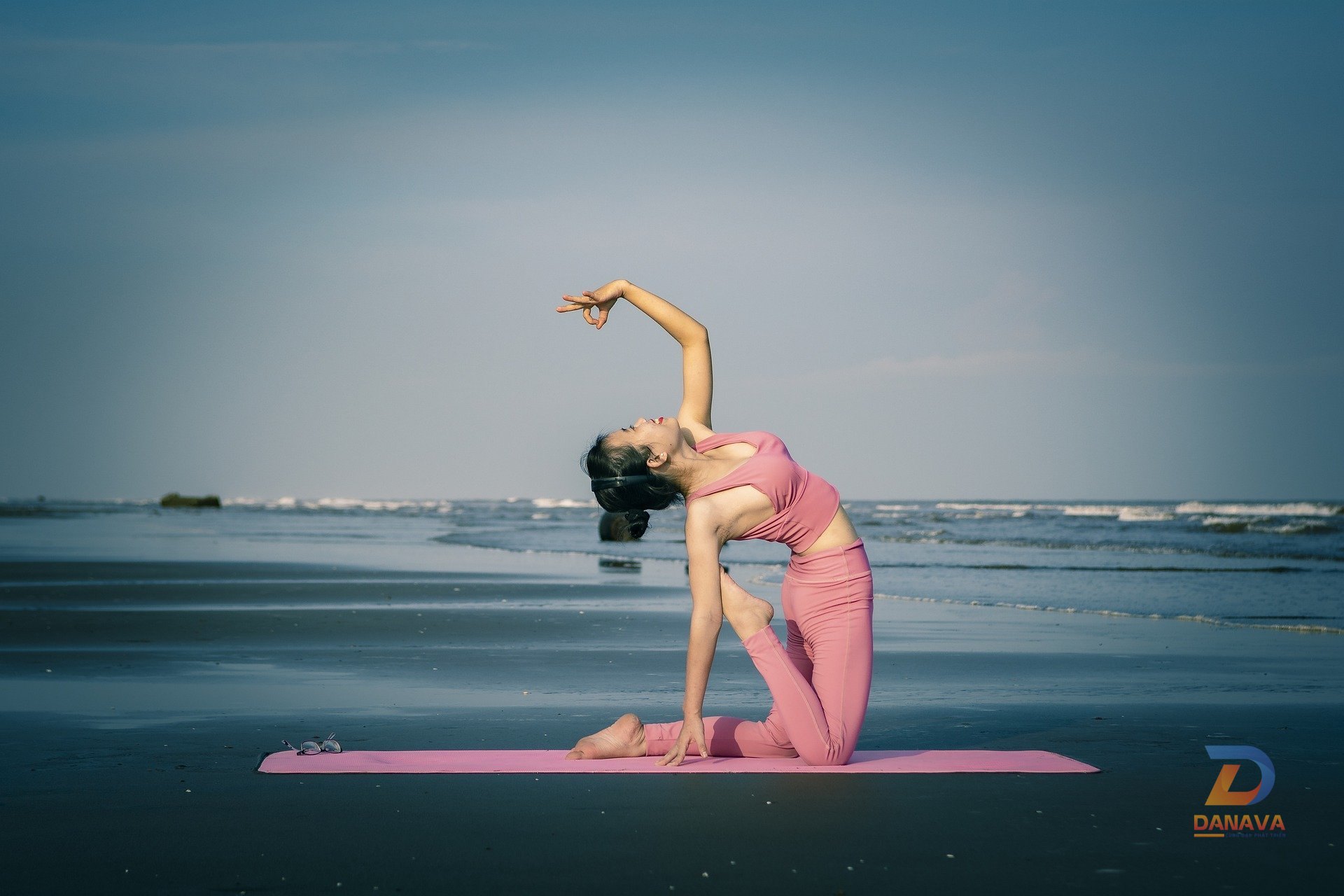 Người tập yoga chú tâm vào hơi thở