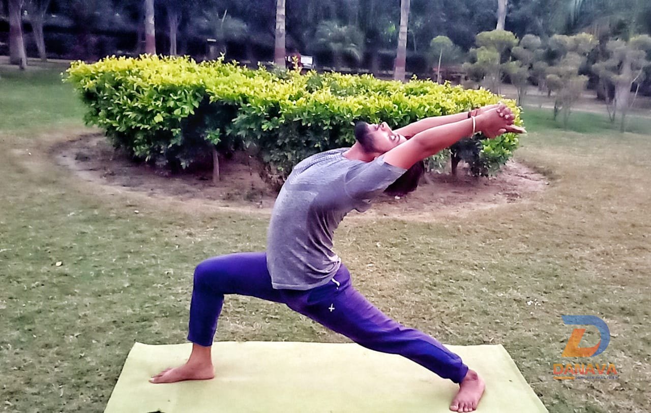 Người tập yoga trên thảm