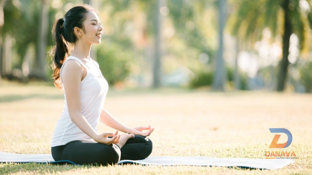 Người ngồi thiền tìm sự tĩnh lặng trong tâm trí