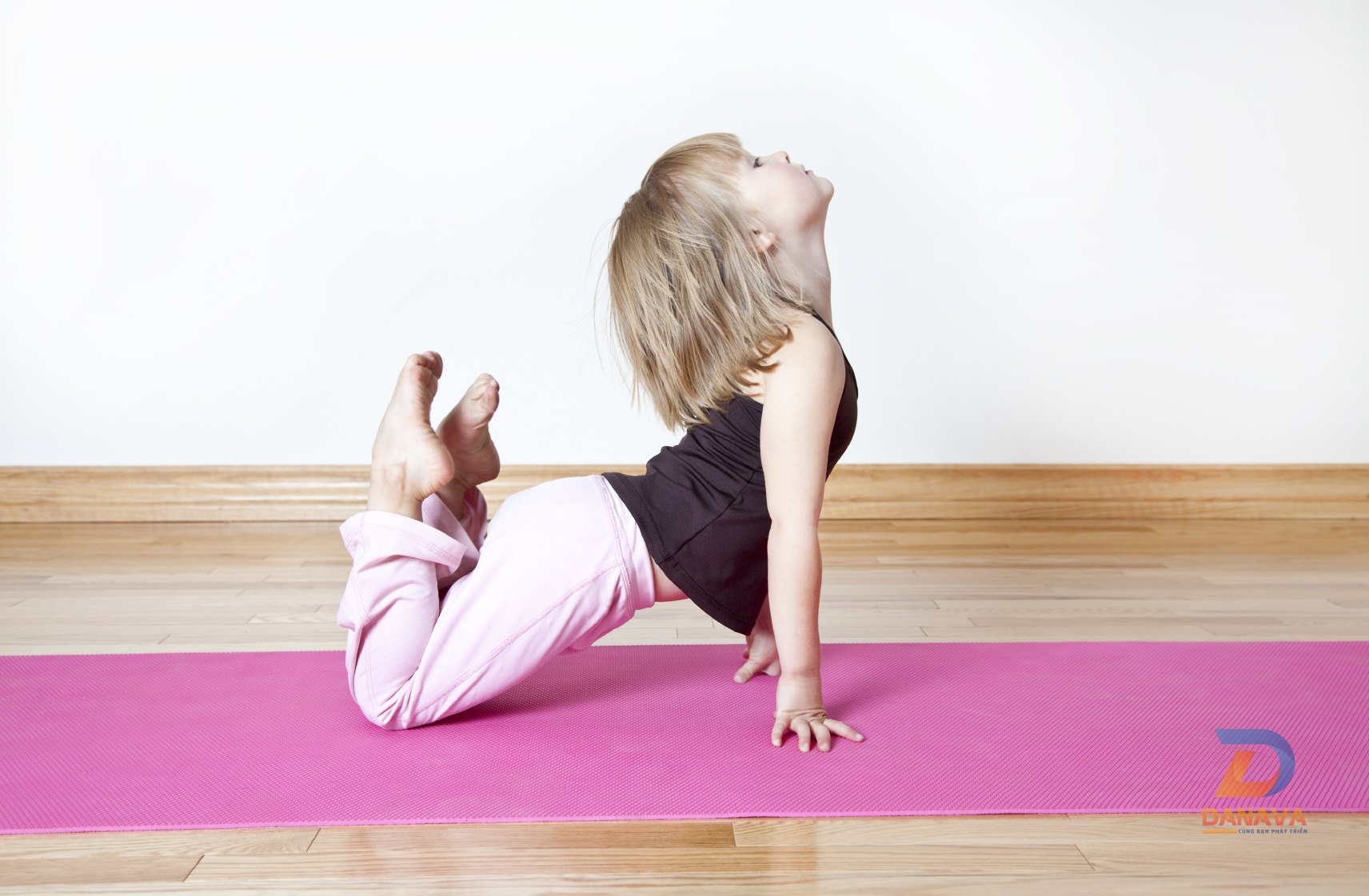 Cô gái trẻ tập yoga